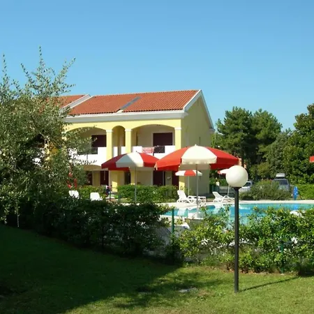 Shared Pool And Olive Orchard Garden Apartament Bibione